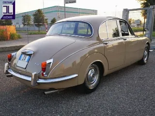 Foto 11 di 64: DAIMLER 2500 V8 SALOON RHD 1969