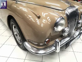 Foto 16 di 64: DAIMLER 2500 V8 SALOON RHD 1969