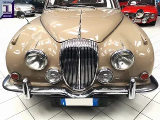 Foto 17 di 64: DAIMLER 2500 V8 SALOON RHD 1969