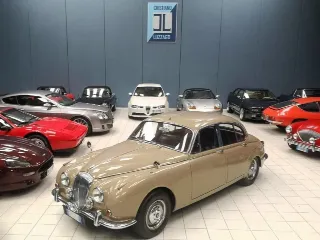 Foto 2 di 64: DAIMLER 2500 V8 SALOON RHD 1969