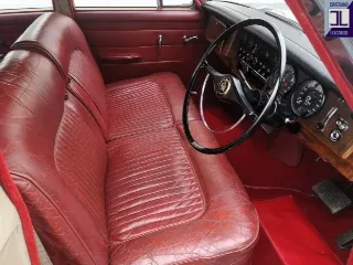 Foto 35 di 64: DAIMLER 2500 V8 SALOON RHD 1969