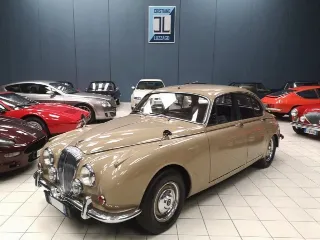 Foto 3 di 64: DAIMLER 2500 V8 SALOON RHD 1969
