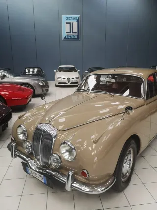 Foto 47 di 64: DAIMLER 2500 V8 SALOON RHD 1969