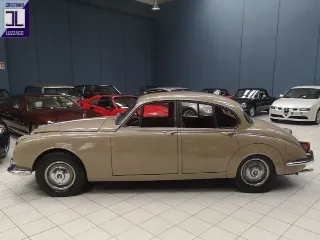 Foto 4 di 64: DAIMLER 2500 V8 SALOON RHD 1969