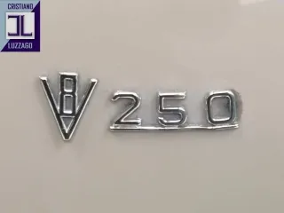 Foto 58 di 64: DAIMLER 2500 V8 SALOON RHD 1969