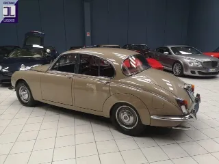 Foto 5 di 64: DAIMLER 2500 V8 SALOON RHD 1969