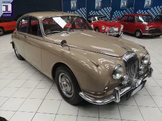 Foto 6 di 64: DAIMLER 2500 V8 SALOON RHD 1969