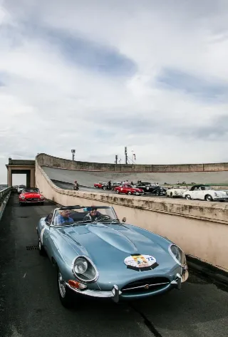 Foto 125 di 385: JAGUAR E TYPE 4.2 ROADSTER S1 1965