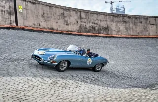Foto 128 di 385: JAGUAR E TYPE 4.2 ROADSTER S1 1965