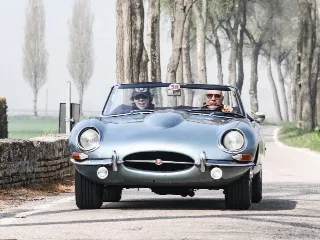 Foto 145 di 385: JAGUAR E TYPE 4.2 ROADSTER S1 1965