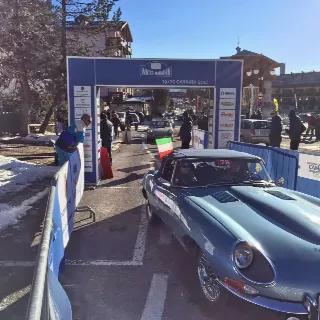 Foto 159 di 385: JAGUAR E TYPE 4.2 ROADSTER S1 1965