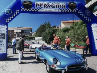 Foto 250 di 385: JAGUAR E TYPE 4.2 ROADSTER S1 1965
