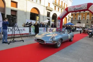 Foto 90 di 385: JAGUAR E TYPE 4.2 ROADSTER S1 1965