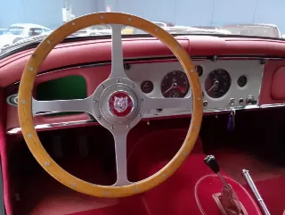 Foto 37 di 80: JAGUAR XK 150 FHC 3.4 LITRE 1958