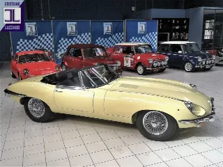 Foto 10 di 51: JAGUAR E-TYPE ROADSTER 4.2 S2 1970
