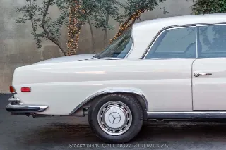 Foto 11 di 24: 1970 Mercedes Benz 280SE Sunroof Low Grille