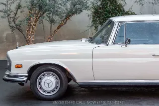 Foto 12 di 24: 1970 Mercedes Benz 280SE Sunroof Low Grille
