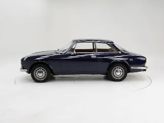 Foto 8 di 40: Alfa Romeo 1750 GT Veloce Bertone
