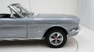 Foto 10 di 40: Ford Mustang Cabrio V8