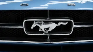 Foto 26 di 40: Ford Mustang Coupe V8