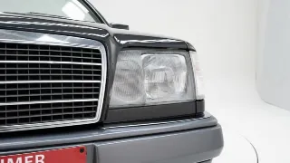 Foto 15 di 40: Mercedes-Benz 220 E
