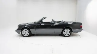 Foto 21 di 40: Mercedes-Benz 220 E