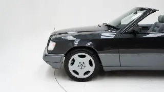 Foto 22 di 40: Mercedes-Benz 220 E