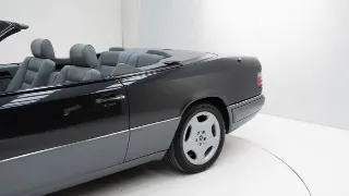 Foto 30 di 40: Mercedes-Benz 220 E