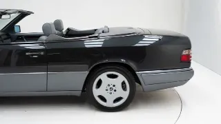 Foto 31 di 40: Mercedes-Benz 220 E