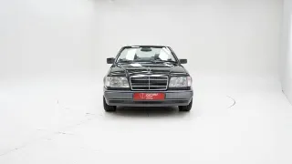 Foto 5 di 40: Mercedes-Benz 220 E