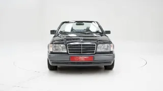 Foto 9 di 40: Mercedes-Benz 220 E