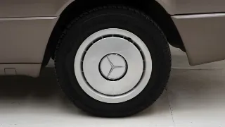 Foto 30 di 40: Mercedes-Benz 230 CE