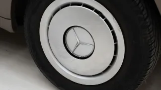 Foto 31 di 40: Mercedes-Benz 230 CE