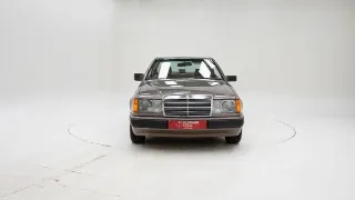 Foto 5 di 40: Mercedes-Benz 230 CE