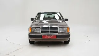 Foto 9 di 40: Mercedes-Benz 230 CE