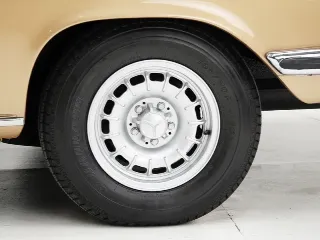 Foto 30 di 40: Mercedes-Benz 250 CE