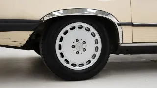 Foto 16 di 40: Mercedes-Benz 560 SL