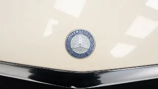 Foto 28 di 40: Mercedes-Benz 560 SL