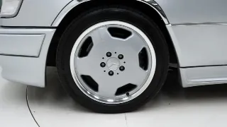 Foto 23 di 40: Mercedes-Benz E 36 AMG + Hardtop