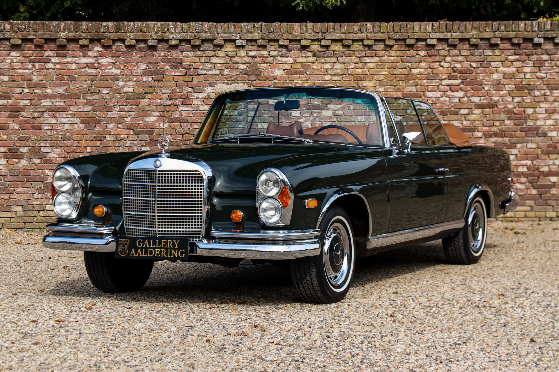 Mercedes Benz 280 SE Cabriolet “Dunkeloliv or Dark Olive”