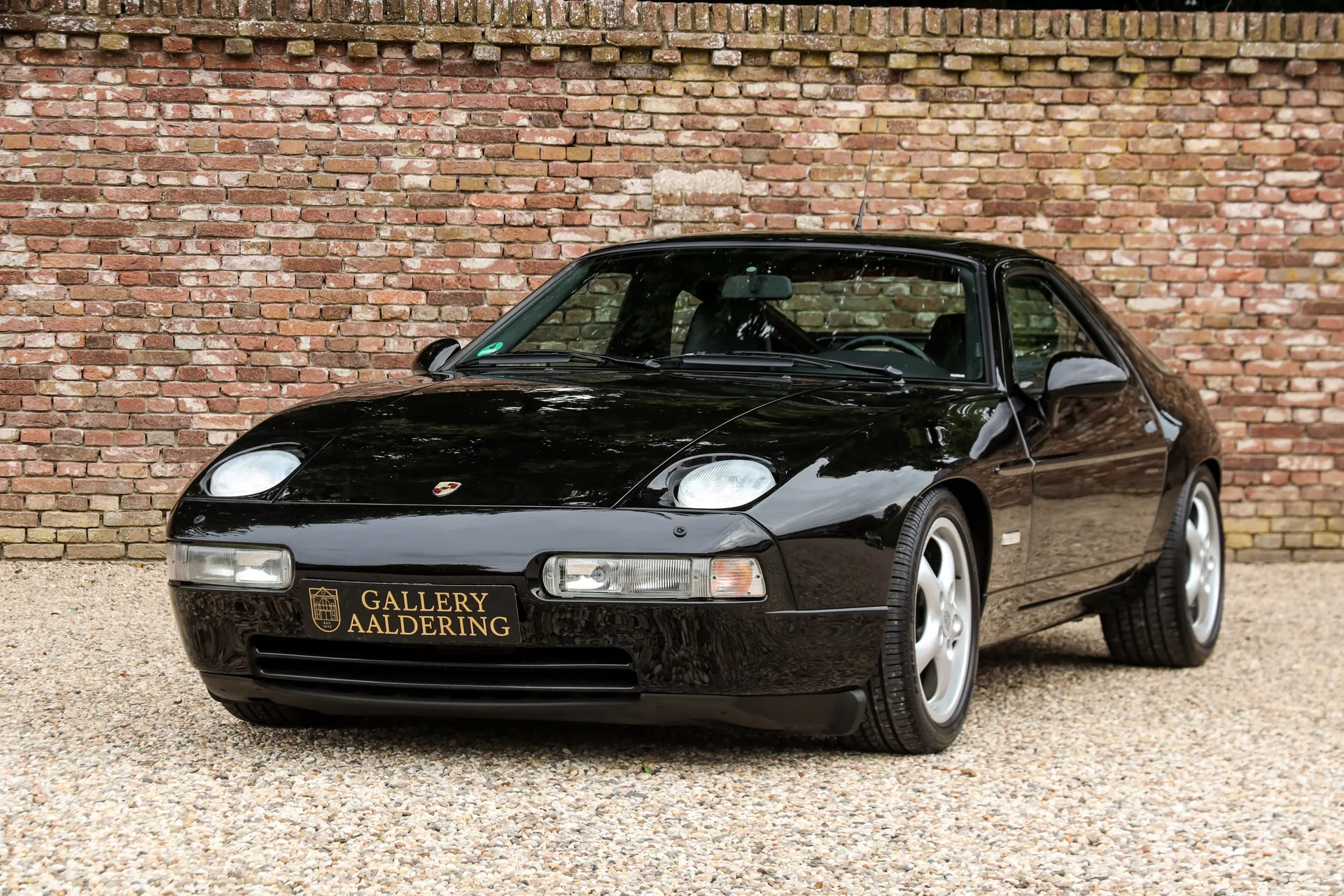Porsche 928 GTS “Black over black”
