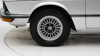 Photo 21 sur 40: BMW 520 E12