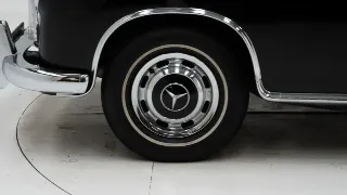 Foto 28 di 40: Mercedes-Benz 220 SE
