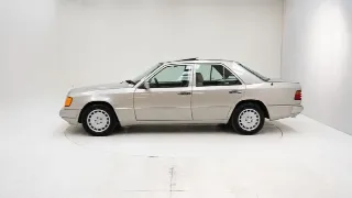 Foto 16 di 40: Mercedes-Benz 300 E