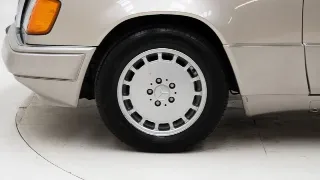 Foto 18 di 40: Mercedes-Benz 300 E