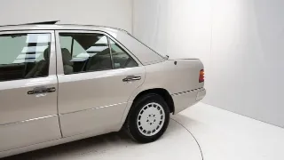 Foto 24 di 40: Mercedes-Benz 300 E