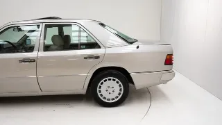 Foto 25 di 40: Mercedes-Benz 300 E