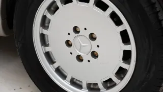 Foto 27 di 40: Mercedes-Benz 300 E