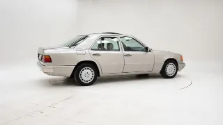 Foto 2 di 40: Mercedes-Benz 300 E