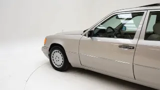 Foto 32 di 40: Mercedes-Benz 300 E
